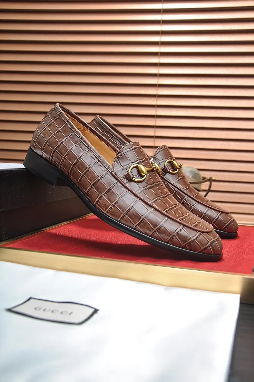 Men's shoes💰500💶Italy's top luxury men's shoe giant (GUCCI) (Gucci) (full cowhide lining) new arrival🍃Original European style🔰 Pleasant to the eye😍In order to make the shoes more durable and non-deformable🌀The production continues to follow traditional methods but there is still no lack of innovation💪Choose original sheepskin for the leather♻️ Smooth and natural And extra bright ⭐Made of imported cowhide, the first choice of rich people 38-45 (45 customized)